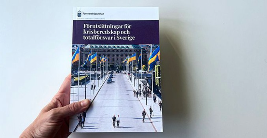 En hand som håller i en bok
