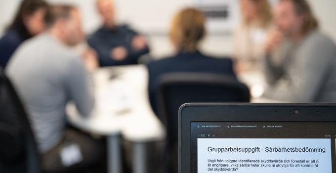 Personer i ett seminarierum.