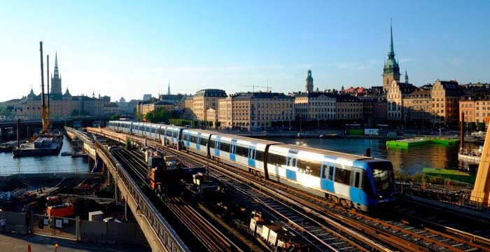 Tunnelbanetåg mellan gamla stan och slussen.