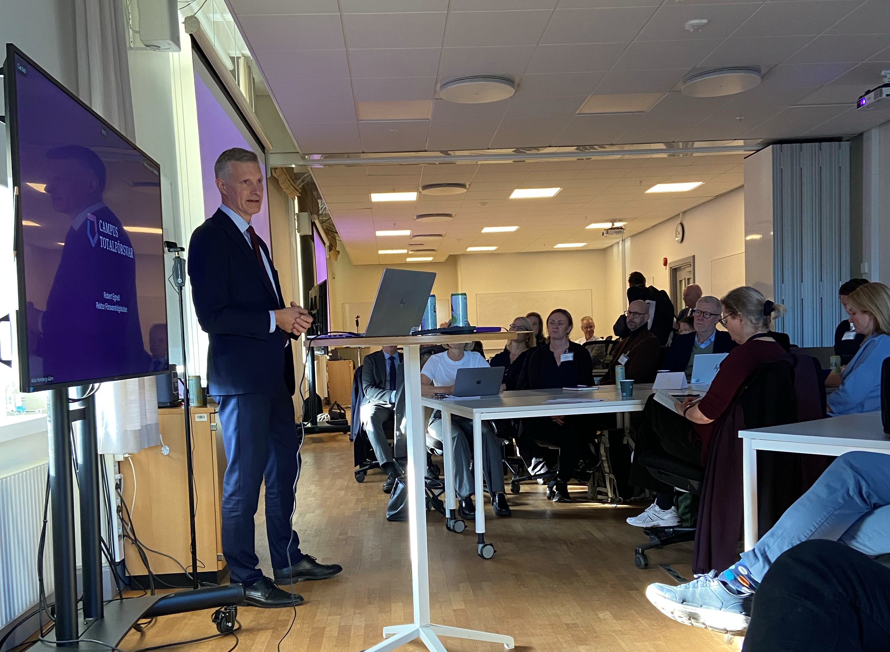 Robert Egnell presenterar för gruppen deltagare.