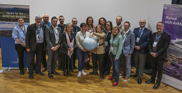 Gruppbild från symposiet, inomhusmiljö
