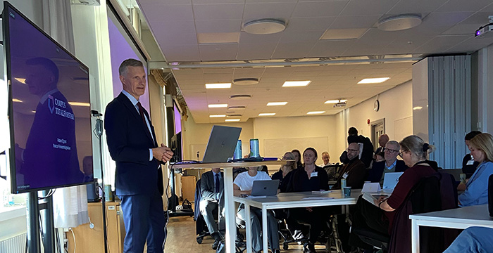 Robert Egnell presenterar för gruppen deltagare.