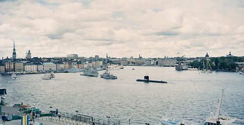 Båtar och ubåt i Stockholms inlopp.