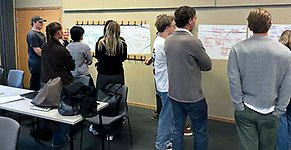 En grupp studenter tittar på en whiteboard.